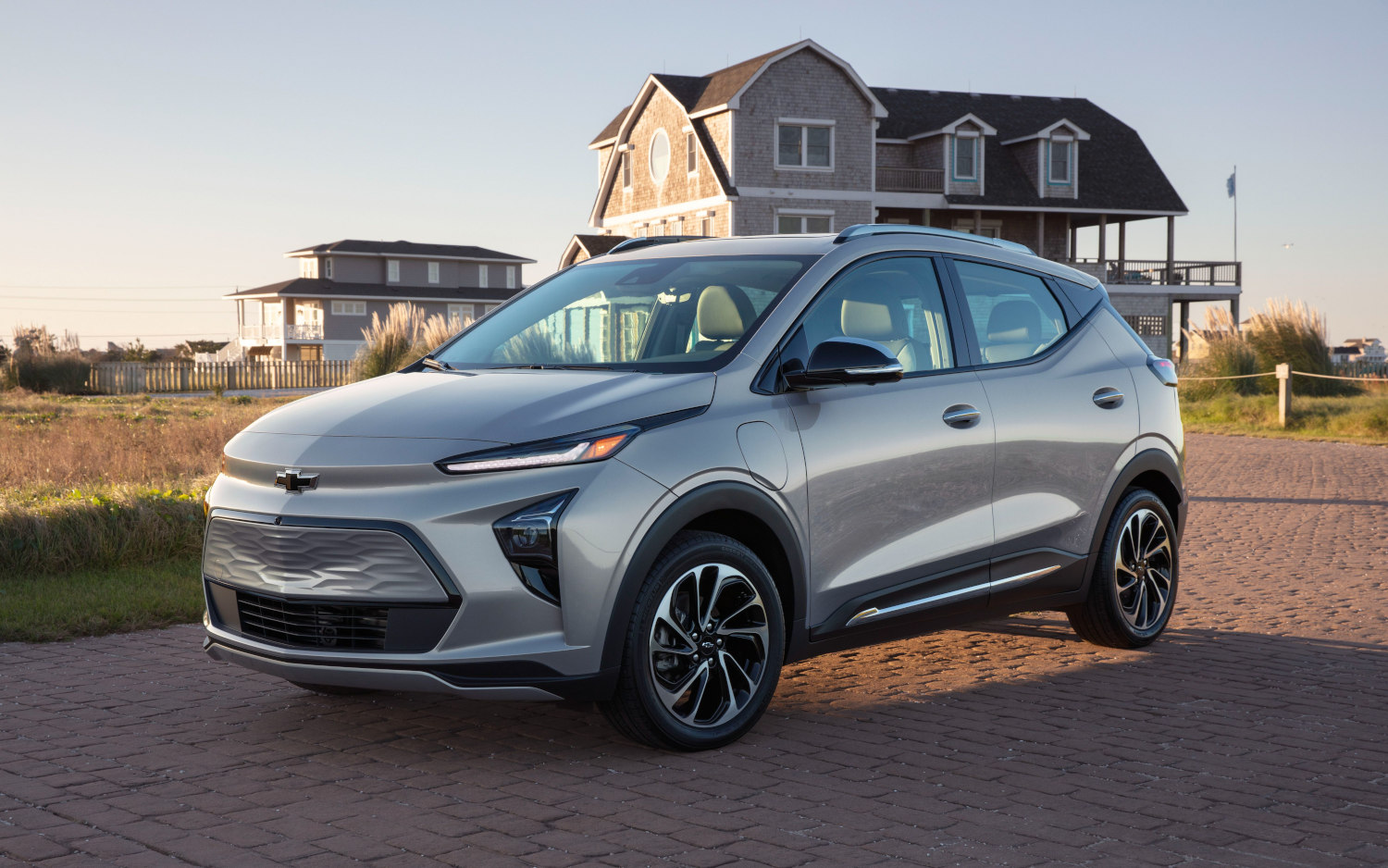 chevrolet-bolt-euv-premier-2022-suv-drive